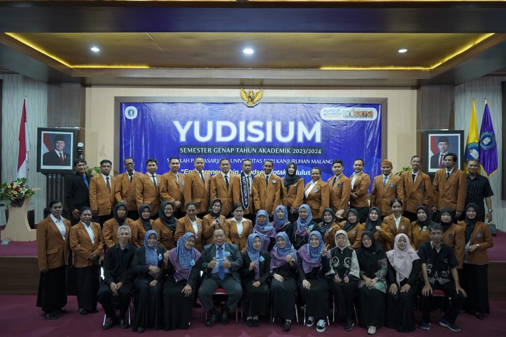 Peserta Yudisium Pascasarjana Unikama tahun 2024 berfoto bersama direktur pascasarjana dan ketua prodi masing-masing jurusan